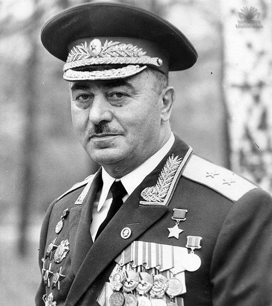 Алпаидзе Галактион Елисеевич (1916–2000) генерал-лейтенант артиллерии (1967),Из Грузии,  Герой Советского Союза (1945).