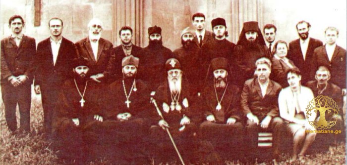კათოლიკოს-პატრიარქი ეფრემ II მცხეთის სასულიერო სემინარიის პედაგოგებთან და სტუდენტებთან ერთად 1968 წ. 14 სექტემბერი.